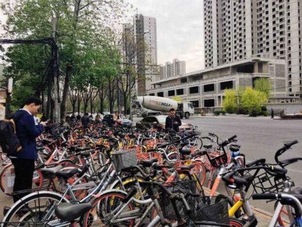 ��ס����������������Ůʿ�Q�������������ֱ��ڵ��Fվ��F(xi��n)�Ѻ���Ҋ��С�S܇�ˣ������ҵ�һ���vҲ�ǉĵ������Ӳ����T��